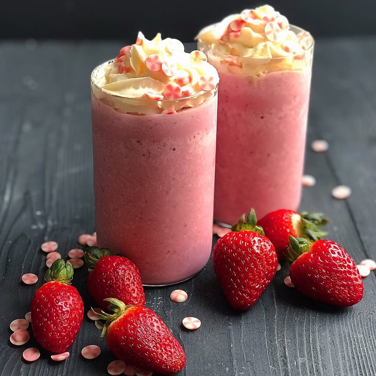 طرز تهیه میلک شیک توت فرنگی، یک نوشیدنی بهاری دلچسب و کافی شاپی
