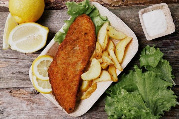طرز تهیه ماهی سوخاری ترد و لذیذ با سیب زمینی سرخ کرده به همراه سس مخصوص