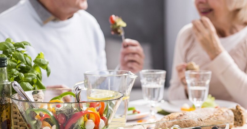 چه غذاهایی برای فشار خون بالا مضر است؟ + توصیه‌های تغذیه‌ای برای کنترل فشار خون